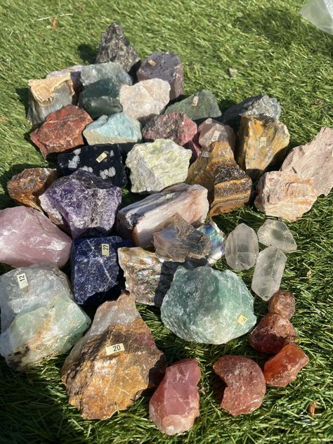 Crystal System, Raw Crystals, Pretty Rocks, Crystal Design, Crystal Shop, Raw Crystal, Crystals And Gemstones, Natural Crystals, Design Inspo