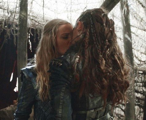 It was different. #Clexa #the100 Clarke E Lexa, Lexa E Clarke, The 100 Characters, Lexa Y Clarke, Clarke And Lexa, Lexa The 100, Clarke Griffin, Alycia Jasmin, The 100 Cast