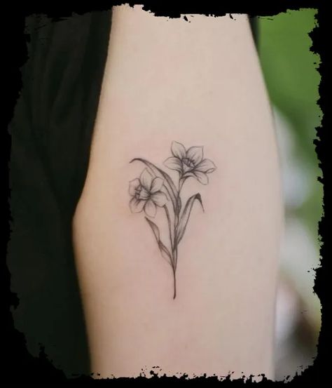 Daffodil And Bee Tattoo, Dafodill Flowers Tattoo, Simple Daffodil Tattoo, Tattoo 2023, Daffodil Tattoo, Flowers Tattoo, Bee Tattoo, Tattoo Inspo, Unique Tattoos