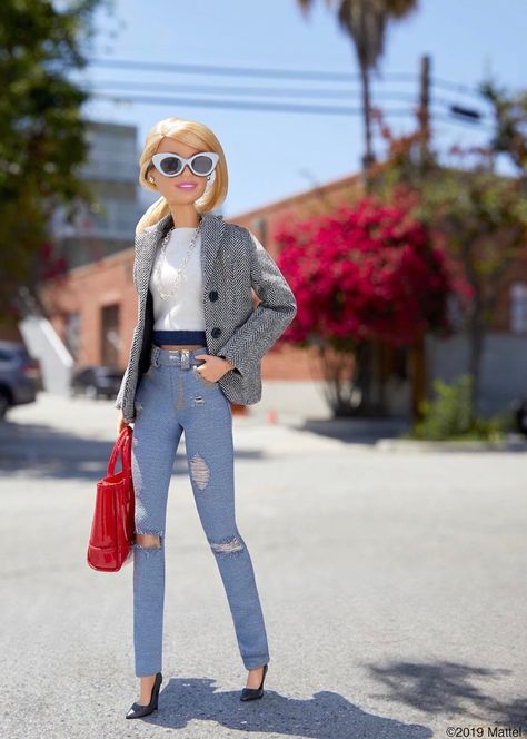 Barbie Tumblr, Style A Blazer, Barbie Sweatshirt, Barbies Pics, Diy Barbie Clothes, Barbie Fashionista Dolls, Barbie Dress Fashion, Barbie Model, Doll Clothes Barbie