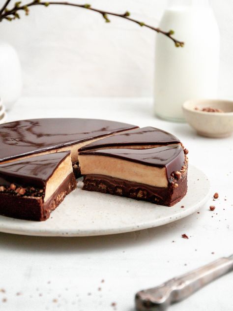 Chocolate Coffee and Caramel Tart - Julie Marie Eats Chocolate Almond Cake, Caramel Mousse, Mousse Cake Recipe, Pie Pops, Caramel Tart, Tart Filling, Caramel Crunch, Chocolate Crunch, Delicious Brownies