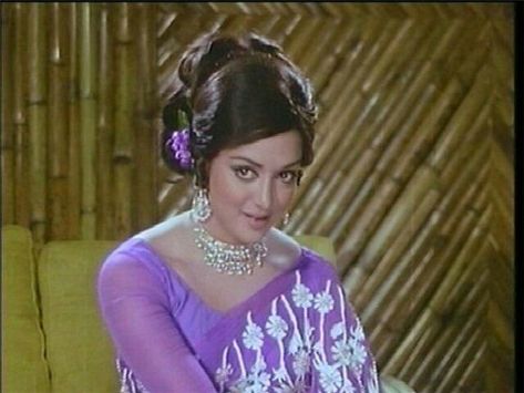 Hema Malini 70s, Retro Saree Look, Retro Theme Dress, 80s Bollywood, Bollywood Theme Party Outfit For Women, Bollywood Theme Party Outfit, Actors Bollywood, Bollywood Beautiful, Bollywood Retro