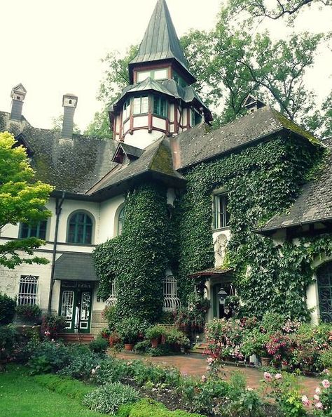 (via Ivy House, California | The Best Travel Photos) Grandmother House, Ivy House, Tudor House, Victorian Houses, Romantic Homes, Cute House, Pretty House, Beautiful Architecture, Beautiful Buildings