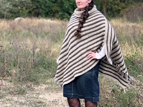 Easy Striped Rectangle Poncho Crochet Poncho With Sleeves, Crochet Ruana, Crochet Rectangle, Pullover Sweaters Pattern, Bobble Crochet, Crochet Sweater Free, Make And Do Crew, Crochet Kimono, Crochet Poncho Free Pattern