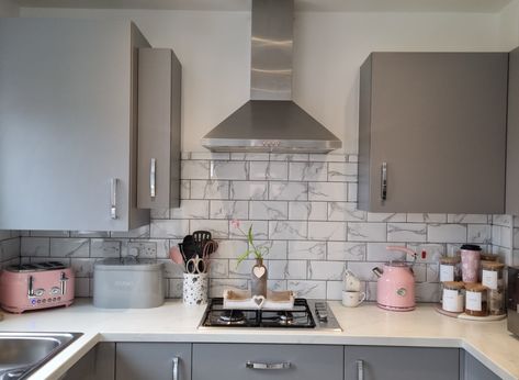 Pink Grey And White Apartment, Pink And Gray Kitchen Decor, Grey Kitchen With Pink Accessories, Pink Gray And White Apartment, Grey Kitchen Pink Accents, Kitchen Decor Grey And White, Pink Grey And White Kitchen Ideas, Pink Black Gold Kitchen, Black White And Pink Kitchen