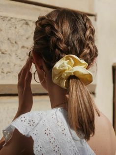 Hair In A Ponytail, A Ponytail, Peinados Fáciles Para Cabello Corto, Work Hairstyles, Bohol, Penteado Cabelo Curto, Good Hair Day, Scrunchie Hairstyles, Hair Dos