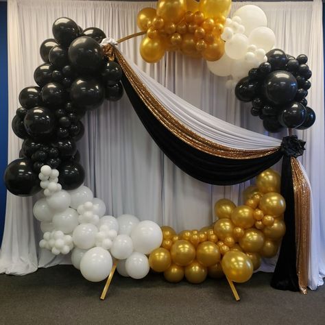 Diy Graduation Party Ideas, Diy Graduation Party, Prom Backdrops, Graduation Party Backdrops, Graduation Photo Booth, Deco Ballon, Aktiviti Kanak-kanak, Graduation Party Diy, Graduation Crafts