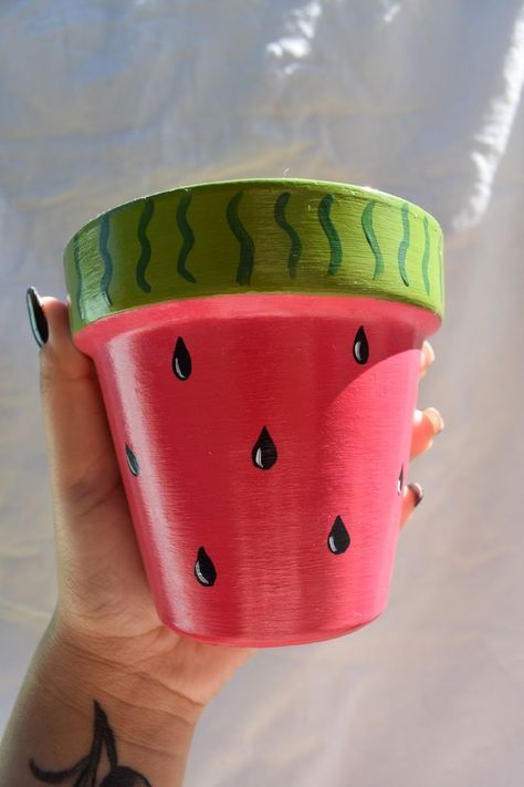 Plant Pot Painting Ideas Christmas, Diy Painting Plant Pots, Watermelon Painted Pot, Watermelon Flower Pot, Succulent Pot Ideas Paint, Claypots Painting, Tiny Painted Pots, Cute Painted Pots Diy, Simple Flower Pot Painting