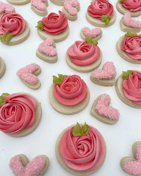 Sugar Cookies With Buttercream Frosting, Heart Cookies Decorated, Cookies With Buttercream Frosting, Buttercream Cookies, Valentine Cookies Decorated, Heart Sugar Cookie, Valentine Sugar Cookies, Soft Sugar, Soft Sugar Cookies