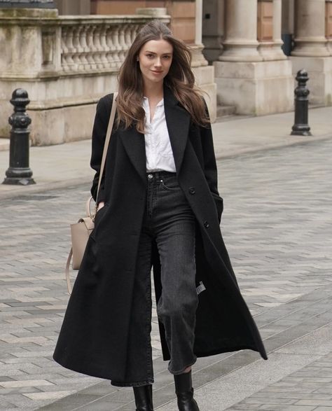 Womens Black Trench Coat Outfits, Black Coat Night Outfit, Long Black Winter Coat Outfit, Black Trench Coat Winter Outfit, Black Wrap Coat Outfit, Oversized Black Coat Outfit, Black Coat With Scarf, Kaban Outfit, Long Dress Outfit Winter