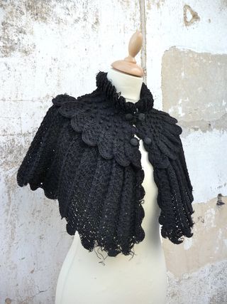 Magical Crochet Patterns, Steampunk Crochet Patterns Free, Victorian Crochet Patterns Free, Crochet Ren Faire Ideas, Whimsigoth Crochet Patterns, Crochet Capelet Free Pattern, Capelet Outfit, Sandy Core, Crochet Whimsigoth