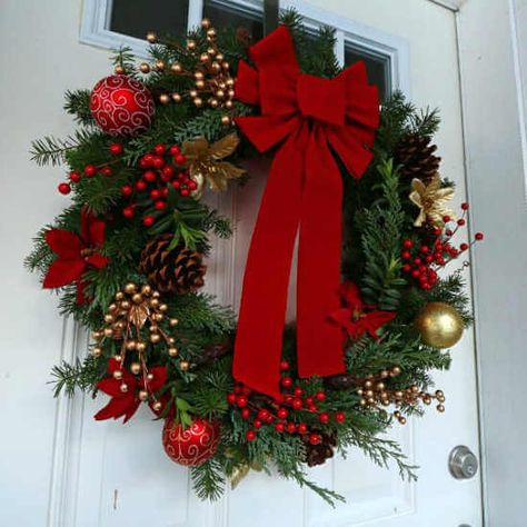 Make your home festive with these easy Christmas wreath decorating ideas. Find 15 DIY Christmas wreath ideas sure to make your home festive for Christmas. Homemade Christmas Wreaths, Cheap Christmas Diy, Easy Christmas Treats, Christmas Wreaths Diy Easy, Easy Christmas Wreaths, Christmas Door Wreaths, Christmas Ornament Wreath, Diy Art Ideas, Wreaths Ideas