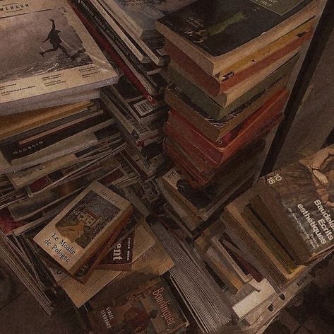 Patrick Watson, Grafika Vintage, Molduras Vintage, Seni Vintage, Chaotic Academia, Pile Of Books, Fotografi Vintage, Mia 3, Dark Academia Aesthetic