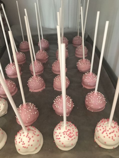 Small Pink Birthday Party, Sweet 16 Birthday Food Ideas, Pink Bridal Shower Desserts, Pink Cake Pops Birthday, Pink Birthday Snacks, Pink 19th Birthday Party, Sweet 16 Snacks, Foods For Birthday Parties, Coquette Bday Party