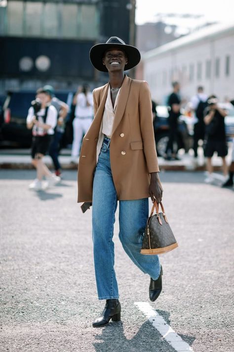 Camel Blazer, Mixed Prints, New York Fashion Week Street Style, Easy Style, Mode Chic, Stil Inspiration, Looks Street Style, Mode Ootd, Street Style Inspiration