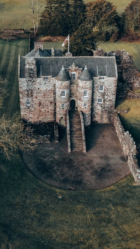 Architecture Antique, Old Castle, Castle Scotland, Castle Aesthetic, Castles In Scotland, Abandoned Castles, Scotland Castles, Wellness Retreat, Scottish Castles