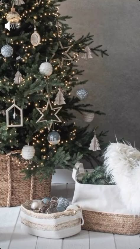 Scandinavian Christmas Trees, Christmas Tree Inspo, Nordic Aesthetic, Tree Decorations Christmas, Christmas Tree Decorating Themes, Tree Themes, Ornaments Christmas Tree, Christmas Collage, Christmas Tree Lights