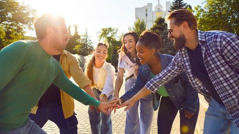 20 Fun Group Photo Ideas for Small & Large Teams Fun Group Picture Ideas, Small Group Photo Ideas, Office Group Photo Ideas, Fun Team Photos, Fun Group Photoshoot Ideas, Team Group Photo, Office Group Photo, Group Selfie Ideas, Creative Team Photography