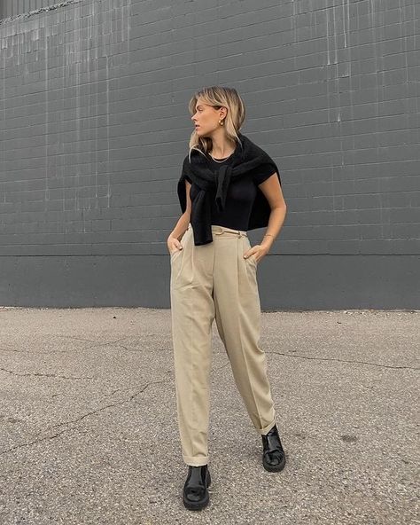 Pleated Pant Outfits for Women52 Ways to Wear Pleated Pants Pleated Trousers Outfit, Khaki Pants Outfit Women, Laura Outfits, Pleated Pants Outfit, Pant Outfits For Women, Khaki Pants Outfit, 90s Mom, Pant Outfits, 2023 Wardrobe