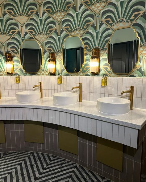 Gorgeous art deco bathroom inspiration from this restaurant. Art Deco Cloakroom, Art Deco Tiles Bathroom, Art Deco Bathroom Decor, Art Deco Restaurant, Air Fryer Kitchen, Art Deco Ideas, Restaurant Bathroom, Art Deco Tiles, Zellige Tiles