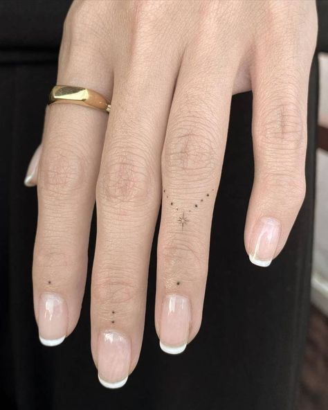 Minimalist dots and north star tattoo on the fingers. Finger Dot Tattoo, North Star Tattoo, North Star Tattoos, Classy Tattoo, Simple Hand Tattoos, Tiny Finger Tattoos, Tato Jari, Small Finger Tattoos, Finger Tattoo For Women