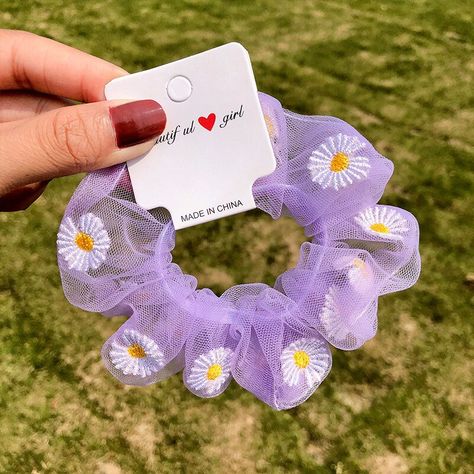 Flower Scrunchie, Diy Hair Scrunchies, Hair Tie Accessories, Scrunchies Diy, Hair Rubber Bands, Purple Daisy, Chiffon Flower, Pola Sulam, Diy Hair Accessories