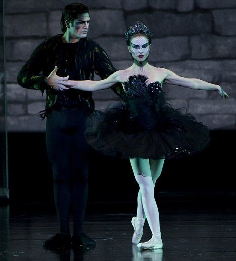 Rodarte finally get their glory: Black Swan tutu designers who missed out on movie credit are subject of new exhibition | Mail Online Black Swan Film, Black Swan Costume Halloween, Mary Helen Bowers, Ballerina Body, Black Swan Movie, Jordan Matter, Black Swan 2010, Black Swan Costume, Best Actress Oscar