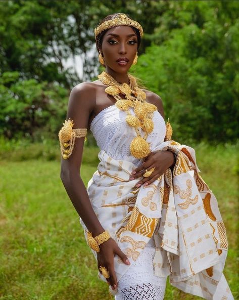 African Vibes, Nigerian Culture, African Traditional Wear, Traditional African Clothing, African Royalty, African Traditional Wedding, African Wedding Dress, Kente Cloth, African Print Dresses