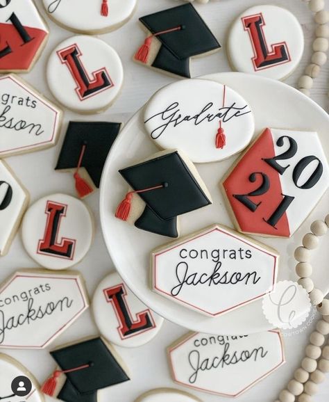 High School Cookies Decorated, Simple Graduation Cookies, Graduation Cookies 2024, High School Graduation Cookies, Graduation Sugar Cookies, Grad Cookies, Graduation Desserts, Royal Iced Cookies, Cookie Table