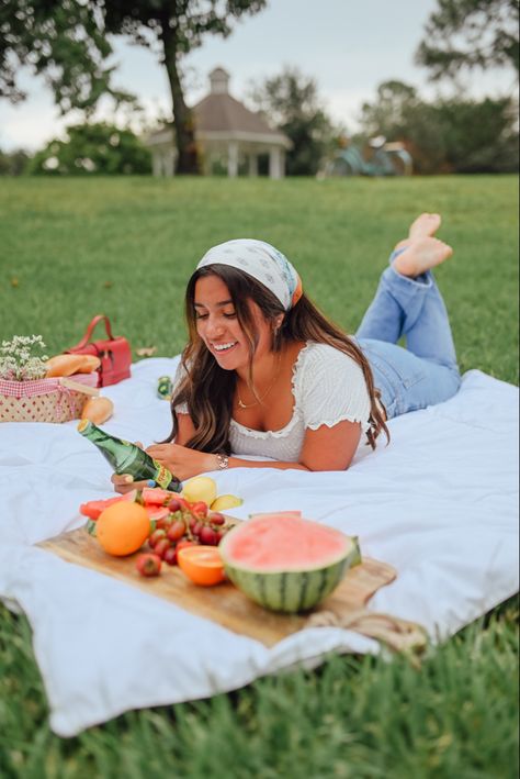 Picnic Senior Pictures, Summertime Photoshoot Ideas, Summer Themed Photoshoot, Picnic Theme Photoshoot, Picnic Picture Ideas, Senior Picture Themes, Backyard Photoshoot Ideas, Roommate Pictures, Senior Picture Ideas Unique