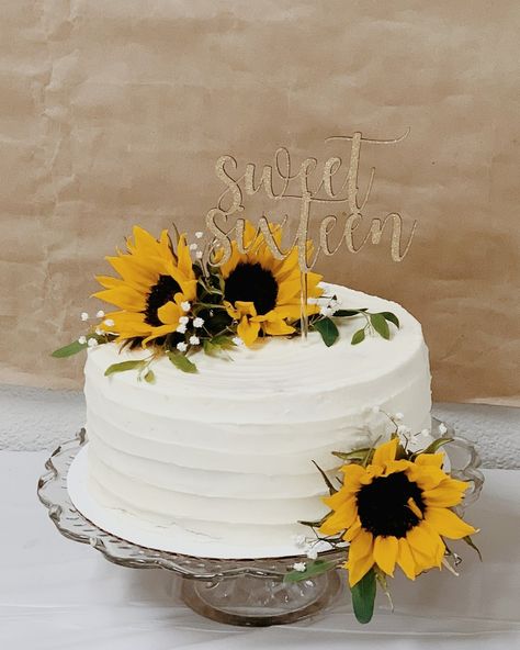 Small Wedding Cakes Sunflower, Simple White Cake, Ash Baby, Sunflower Cake, 25th Anniversary Party, Sunflower Baby Showers, Sunflower Bridal Shower, Small Sunflower, Small Wedding Cakes