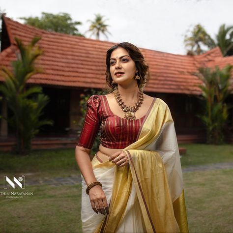 Anusree Latest Photos https://www.kerala9.com/gallery/anusree/ #Anusree #keralasarees #kerala9 #traditional #fashion #setsaree #happiness @anusree Mundu Saree, Saree Images, Set Saree, Indian Photoshoot, Elegant Blouse Designs, Malayalam Actress, Traditional Fashion, Megan Fox, Deepika Padukone