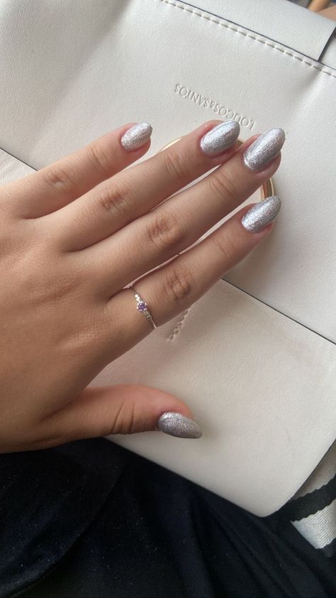 Basic Silver Nails, Glazed Silver Nails, Silver Powder Nails, Silver Nail Polish Ideas, Silver Glitter Acrylics, Silver Nails Oval, Shiny Silver Nails, Simple Nails Silver, Silver Shiny Nails