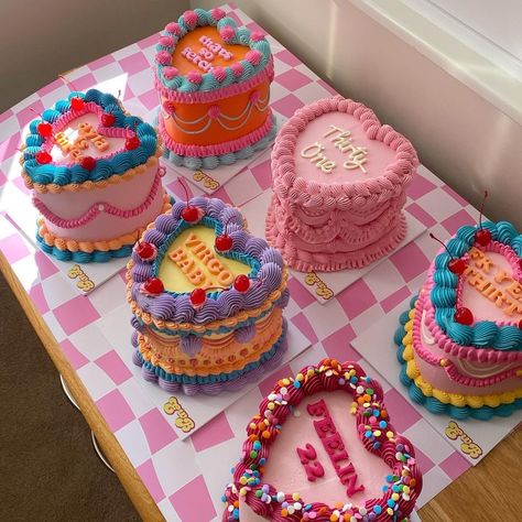 Shaped Cakes, Kreative Snacks, Vintage Birthday Cakes, Pastel Cupcakes, Mini Cakes Birthday, Heart Shaped Cakes, Birthday Inspo, Creative Birthday Cakes, Fake Cake