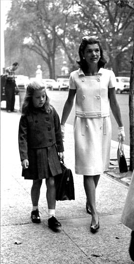 Caroline and Jackie Jackie Oh, Jackie O Style, Jackie Onassis, Jfk Jr, Kleidung Diy, Stil Elegant, Jackie O, 1960s Fashion, Looks Vintage