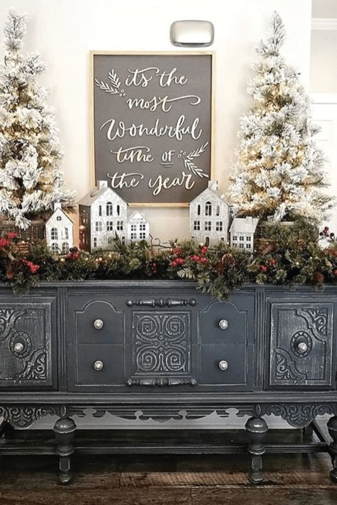 The Best Farmhouse Christmas Decor Inspiration - A huge collection of Farmhouse Christmas Decor inspiration that is completely on-trend, showcasing neutral color palettes with natural materials. #farmhousedecor #christmasdecor #farmhouse #farmhousechristmas #holidayfarmhouse #christmasfarmhousedecor #christmasdecoratingideas #xmasfarmhouse #holidaydecorations #christmasporch #holidaydecor #diychristmasdecor #christmasgarland #christmastabledecor #christmasdecorations #farmhousexmas #neutralchris Rustic Farmhouse Christmas, Christmas Decoration Ideas, Xmas Deco, Farmhouse Ideas, Farmhouse Christmas Decor, Noel Christmas, Holiday Decorating, Country Christmas, Decoration Christmas