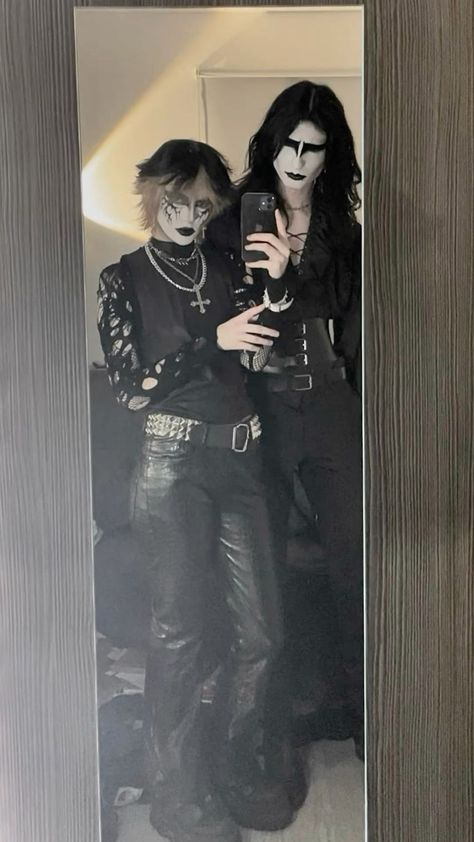 Goth Makeup Men Goth Makeup Men, Goth Guy Outfits, Goth Outfits Men, Goth Fashion Men, Goth Male, Trad Goth Outfits, Goth Guy, Goth Cross, Traditional Goth