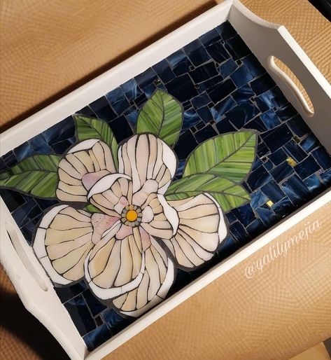 Mosaic Trays Ideas, Mosaic Trays, Instagram Mosaic, Mosaic Tiles Crafts, Mosaic Art Diy, Mosaic Tray, Mosaic Vase, Mosaic Garden Art, Mosaic Art Projects