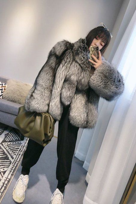 (2) Silver Fox Love (@SilverFoxLove_) / Twitter Fur Outfit, Fox Coat, Grey Fox, Fox Fur Coat, Oversized Coat, Collars For Women, Silver Fox, Fashion Winter, Fur Fashion