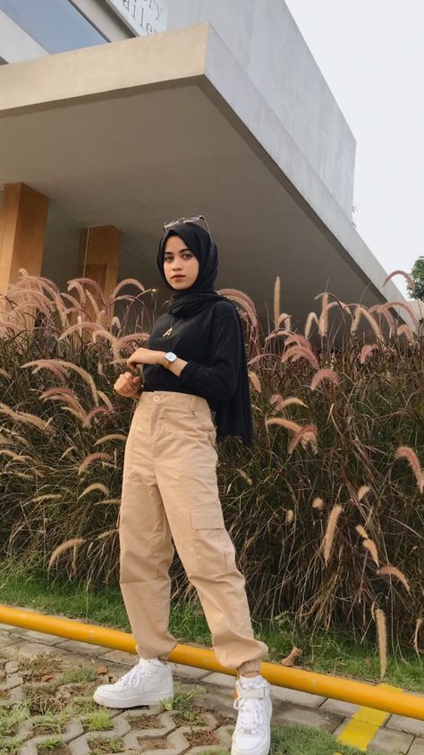 Ootd Korean Style Hijab, Islam Clothes, Ootd Muslim, Celana Jogger Wanita, Outfit Campus, Outfit Hijab Casual, Jogger Pants Outfit, Hijabi Outfit, Hijab Look