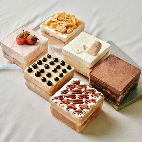 Cube Cake Recipe, Sweet Business Ideas, Tiramisu Packaging Ideas, Mini Cake Packaging Ideas, Mini Square Cakes, Cake Business Ideas, Dessert Box Aesthetic, Cake Tubs, Cake Box Ideas