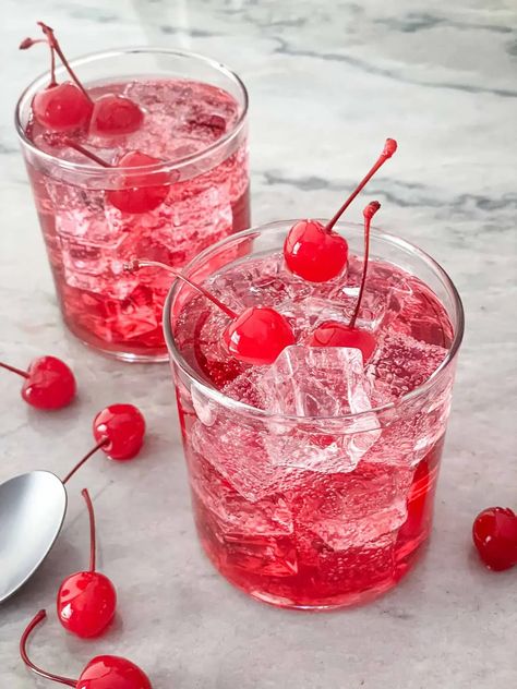 Dirty Shirley cocktail is a fun alcoholic twist on the Shirley Temple childhood favorite! This drink has become popular in social medial and viral for its throwback flavors of lemon lime soda, cherries, and grenadine. A fun vodka drink recipe! Shirly Temple Drink, Dirty Shirley Temple, Alcoholic Shirley Temple, Dirty Shirley Recipe, Shirley Temple Drink, Dirty Shirley, Vodka Recipes Drinks, Cherry Drink, Child Star