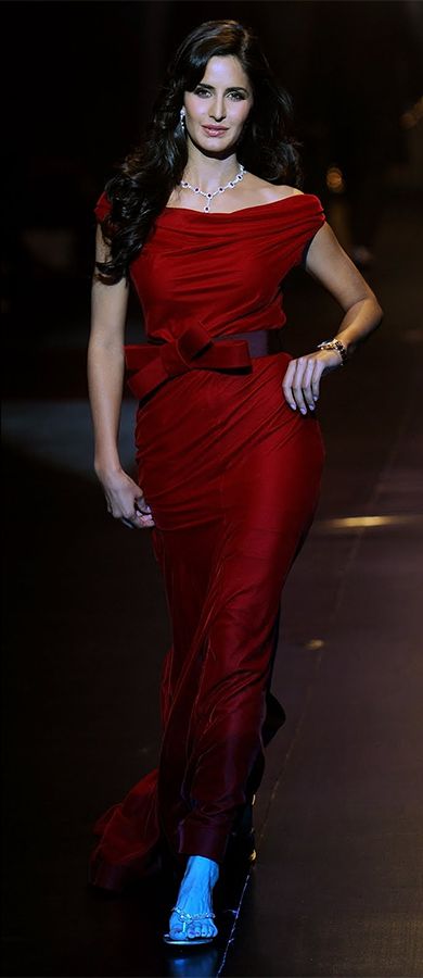 Katrina Kaif in a stunning red gown at the Being Human fashion show. (Source: Life Style & Fashion Blog) كاترينا كيف, Katrina Kaif Photo, Amazing India, Deepika Padukone Style, Being Human, Vintage Bollywood, Pakistani Bridal Dresses, Red Gowns, Stunning Gowns