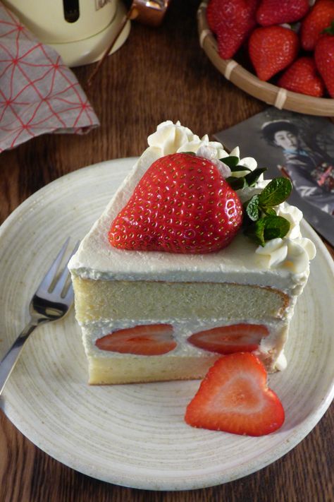 Japanese Strawberry Shortcake Recipe, Strawberry Cake Aesthetic, Cake Recipe Strawberry, Strawberry Shortcake Aesthetic, Japanese Strawberry Shortcake, Shortcake Recipes, Strawberry Cake Decorations, Delicious Strawberry Cake, Strawberry Cake Recipe