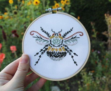 embroidery ideas Bumblebee Embroidery, Water Soluble Fabric, Beginner Embroidery Kit, Wooden Embroidery Hoops, Bee Embroidery, Geometric Embroidery, Floral Embroidery Patterns, Diy Embroidery Patterns, Rose Embroidery