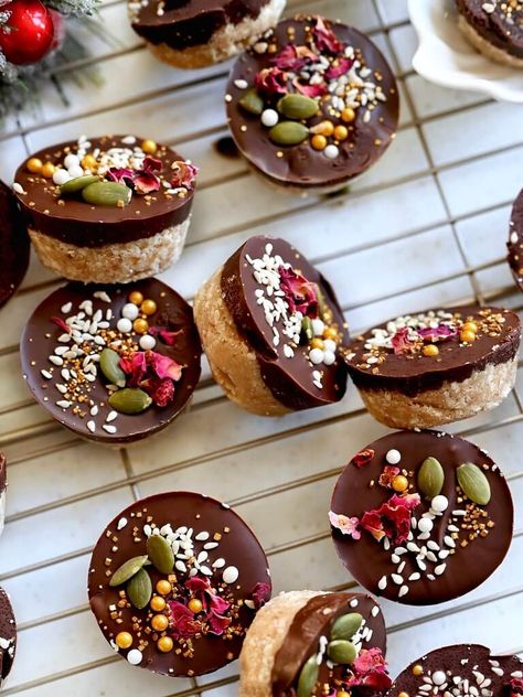 No-Bake Sesame Chocolate Cups | Naturally Nidhi Diwali Ideas, Recipes Veg, Potato Cutlets, Baked Crackers, Cheesecake Cups, Tamarind Chutney, Chaat Masala, Indian Desserts, Chocolate Cups