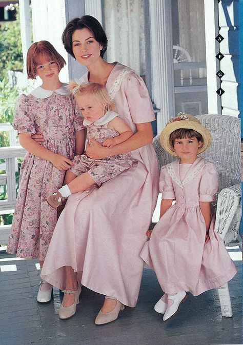 Spring 1995 matching mother and daughter dresses Laura Ashley Clothing, Laura Ashley Fashion, Mother Daughter Fashion, Vintage Laura Ashley, Laura Ashley Dress, Mother Daughter Dress, 1990s Fashion, 1990's Fashion, Vestidos Vintage