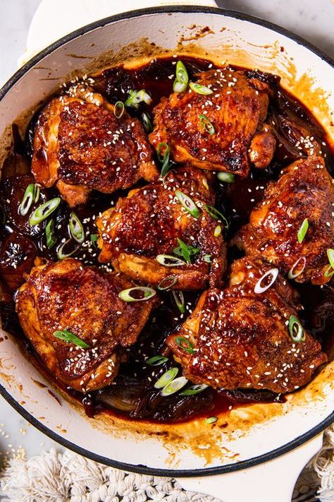 Dutch Oven Chicken Thighs, Dutch Oven Chicken, Cacciatore Recipes, Braised Chicken Thighs, Chicken Cacciatore Recipe, Oven Chicken Recipes, Classic French Dishes, Dutch Ovens, Dutch Oven Cooking