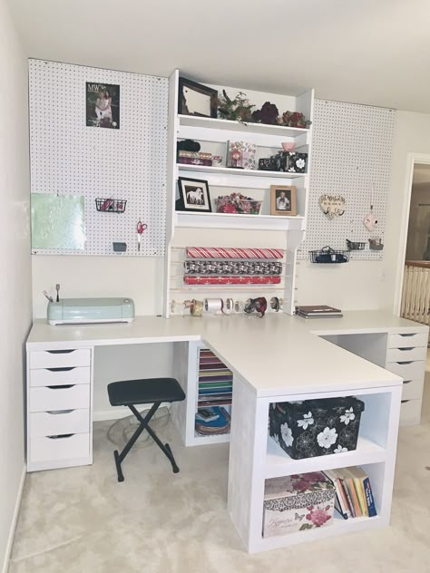 Studio Seni, Room Setup Ideas, Office Craft Room Combo, Sewing Room Inspiration, Small Craft Rooms, Idee Cricut, Sewing Room Design, Dream Craft Room, Craft Room Design