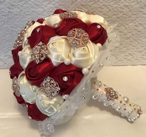 Red Quince Theme, Red Quinceanera Ideas, Quinceanera Red, Quinceanera Bouquet, Roses Bouquet Gift, Quince Themes, Red Quince, Quinceanera Planning, Luxury Flower Bouquets